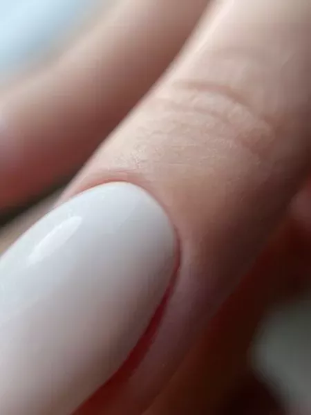 palec-z-paznokciem-w-odcieniu-bieli-2