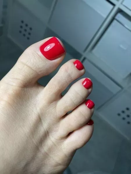 stopa-z-paznokcami-w-odcieniu-czerwieni